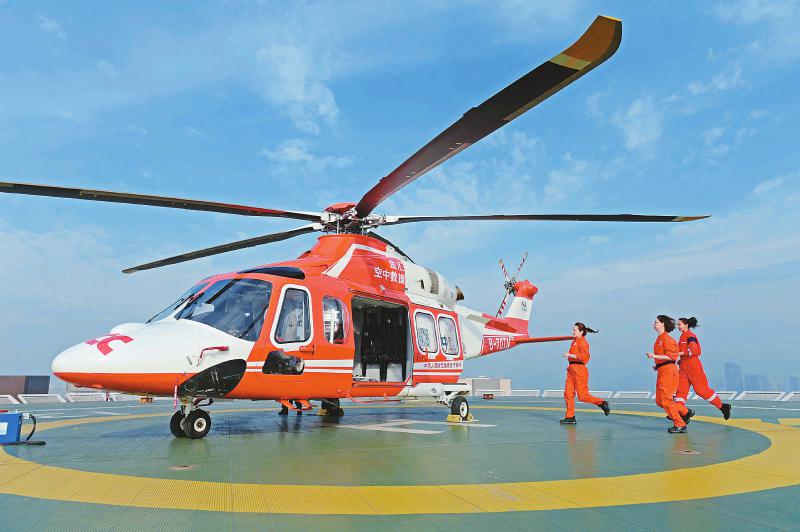 空中120为生命救援加速空中紧急医疗救援首次在成都市高楼大厦上空