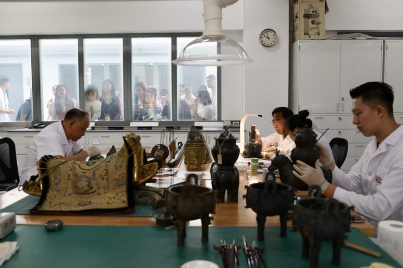 诗与远方如何融合去故宫看他们现场修文物