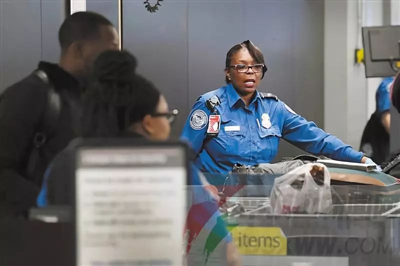 ▲1月7日，美国芝加哥，运输安全管理局（TSA）安检人员在机场对乘客进行安检。图片来自视觉中国。