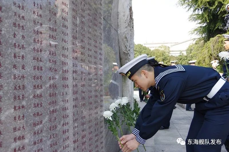 4月2日,东部战区海军某舰艇训练中心组织官兵来到上海市宝山区烈士