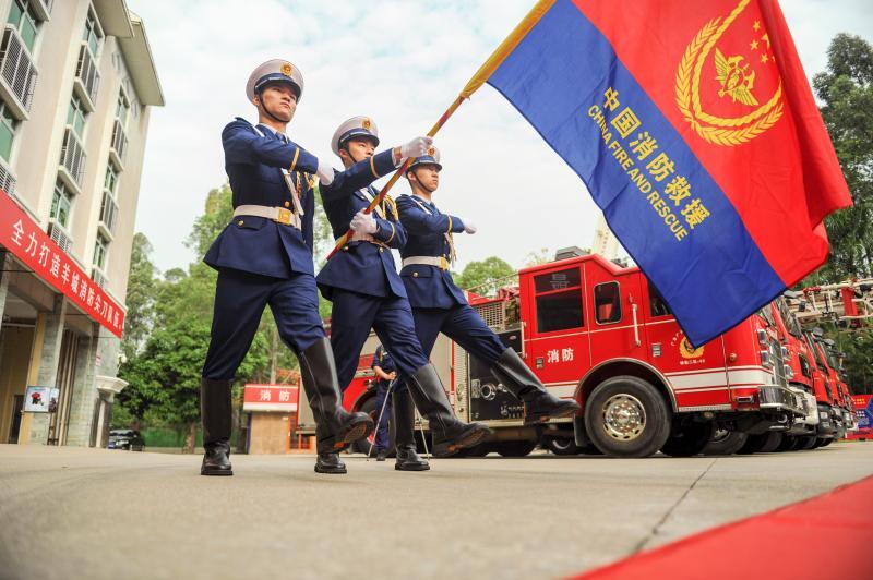 向英雄致敬广东134名消防员光荣退出