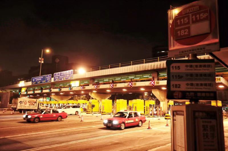 车辆经过红磡隧道收费站,红磡隧道双向通车。