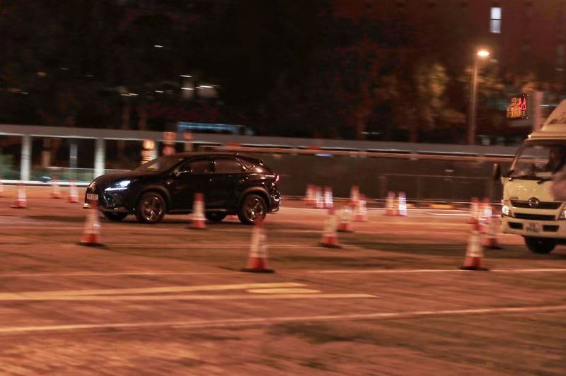 5点刚过,尖沙咀往港岛方向,车辆驶向红磡隧道,一辆黑色suv首当其冲。