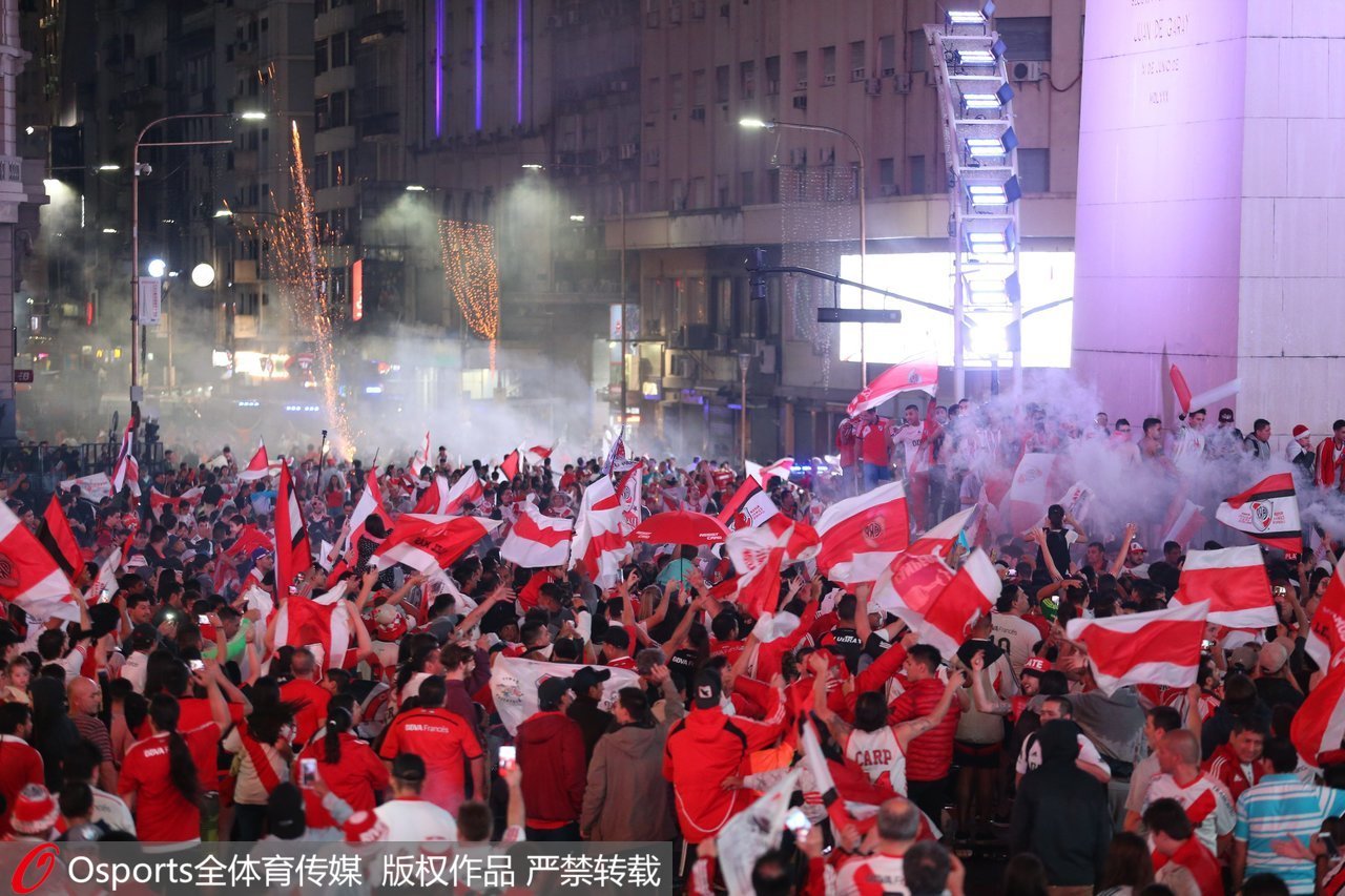 河床球迷上街祝贺。