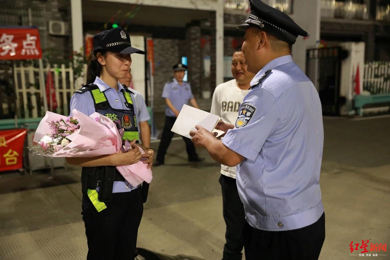 派出所给林焱送上所有执勤民警手写签名的生日贺卡