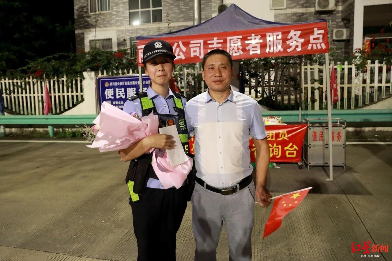 父亲赶来为女儿庆生