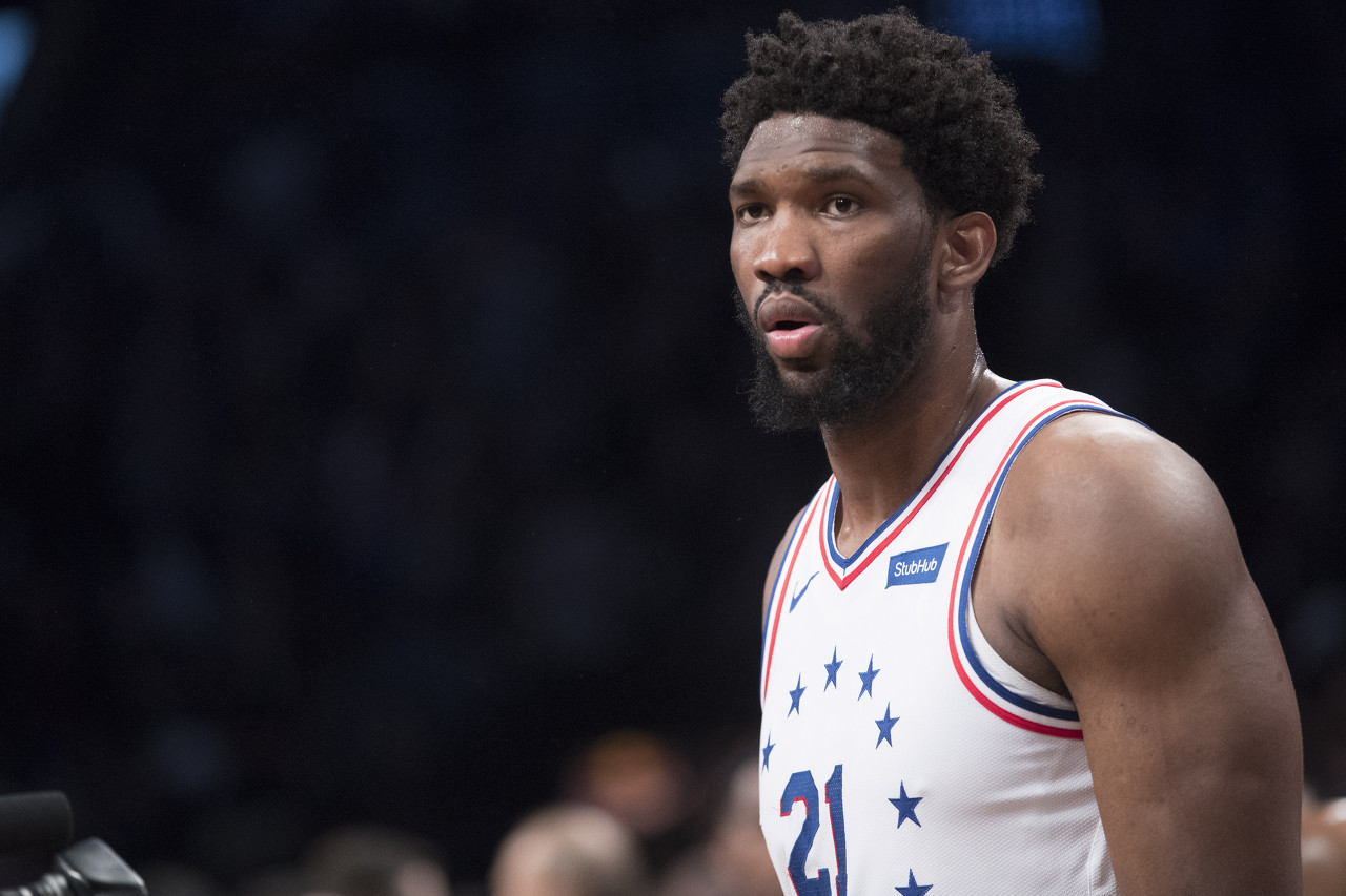 今日76人主帅布朗在球队训练结束后接受了采访,期间谈到了恩比德