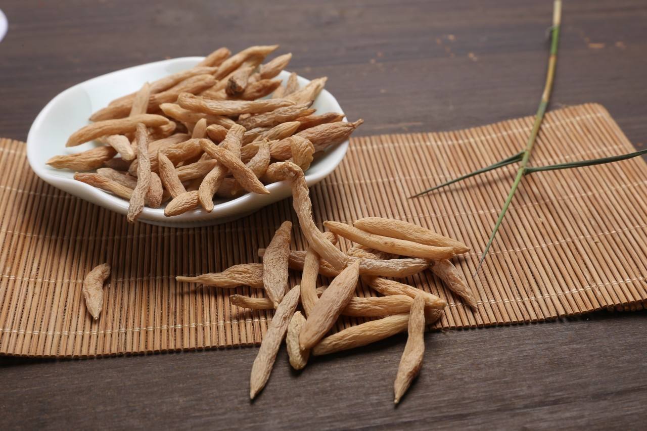 的主证,常见症状主要有胸脘胁肋疼痛,吞酸吐苦,咽干口燥,女子月经不调