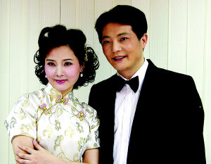 何赛飞的老公叫杨楠,他们是初恋,杨楠比何赛飞大六岁,1998年26的