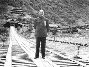 　1985年5月，杨成武上将重返泸定桥（图片来自网络）