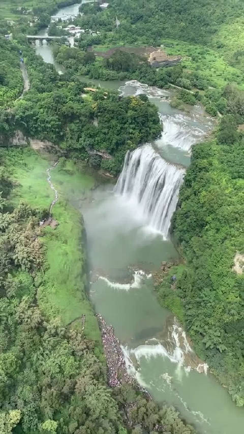 俯瞰黄果树瀑布瀑布壮观风景美丽一片绿色生态之好