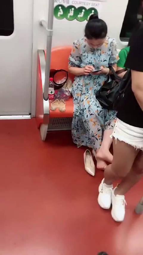 女子在上海地铁光脚坐"爱心专座"