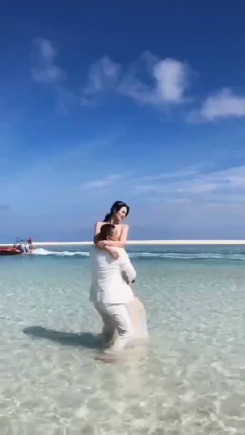 姚永纯和柴哥将在下个月十一号举办婚礼大典,近日俩口子现身三亚