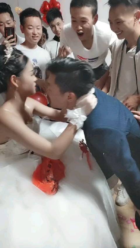 伴郎闹新娘新郎这一波很强势