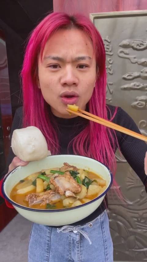 美大仙(生活号): 山东菏泽无美颜无滤镜吃个炖土豆