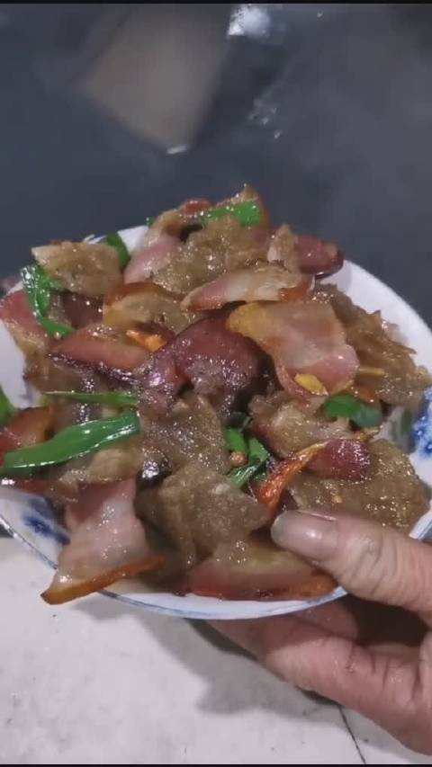 红薯粉炒腊肉,再加点蒜苗或者韭菜,好吃极了
