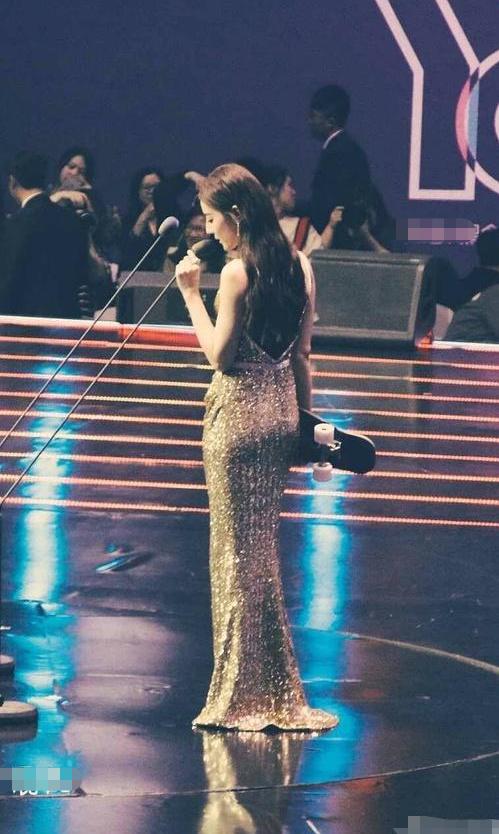 前不久还有网友发起投票,全智贤vs热巴,两款身材,更喜欢哪一款?