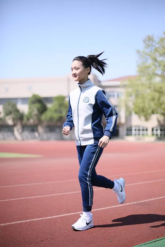 东华大学发布128套创新时尚校服融入旗袍立领等元素