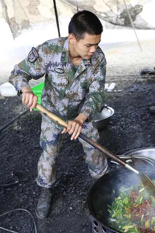 炊事班长太坏了烧饭做菜却抢了指导员的活