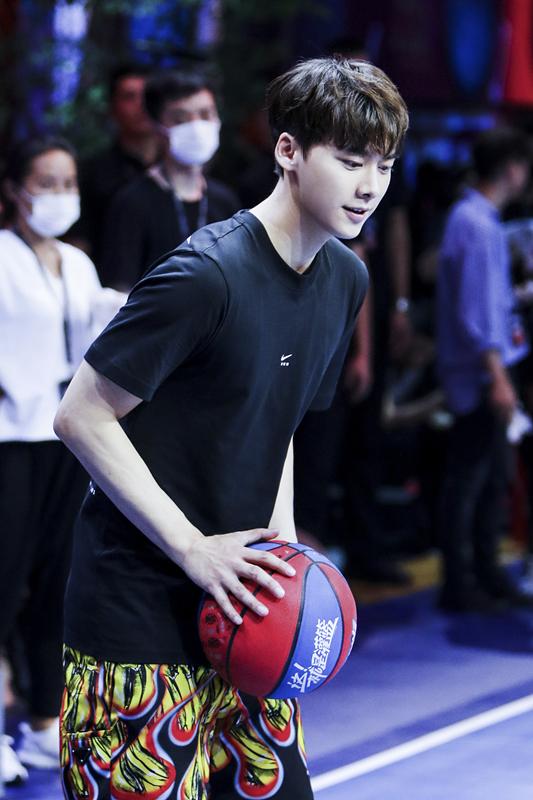 李易峰综艺首秀《这就是灌篮》以球会友诠释篮球魅力