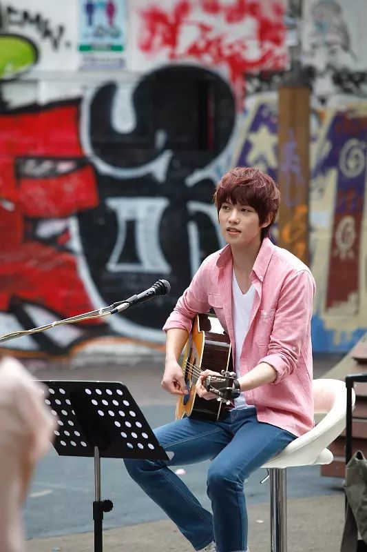 虽然他演戏后,靠着《绅士的品格》,李宗泫在乐队cnblue中担任的是吉他