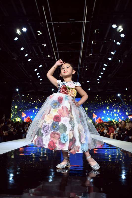 又美又可爱济南小童模大秀t台走路带风燃爆全场