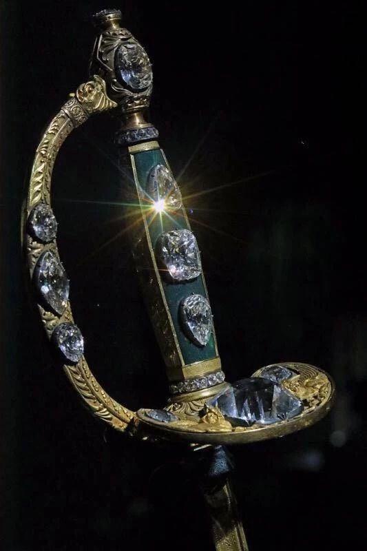 所以,法兰西帝帝王拿破仑,想尽一切办法搜罗奇珍异宝,铸就了拿破仑