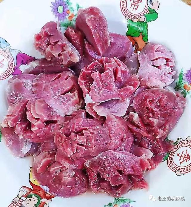 彩椒炒胗花 色味双馨会走红 这道菜又好看又好吃