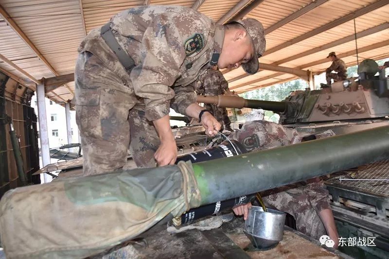 看"牛四营"开坦克,过瘾!