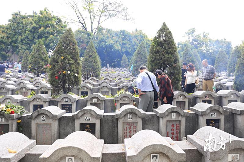 正清日,广州银河园迎来扫墓小高峰