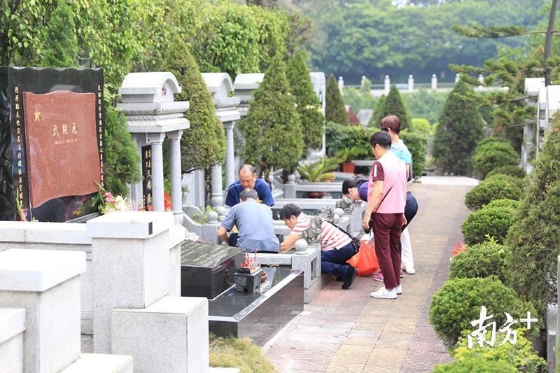 正清日广州银河园迎来扫墓小高峰