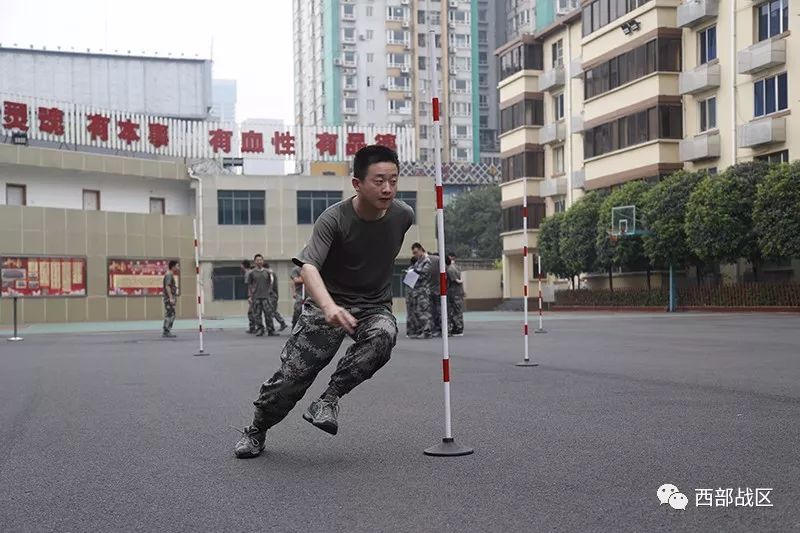 小杨,刚休假回来的他因为身材"走样",在30*2蛇形跑考核中两次碰倒栏杆