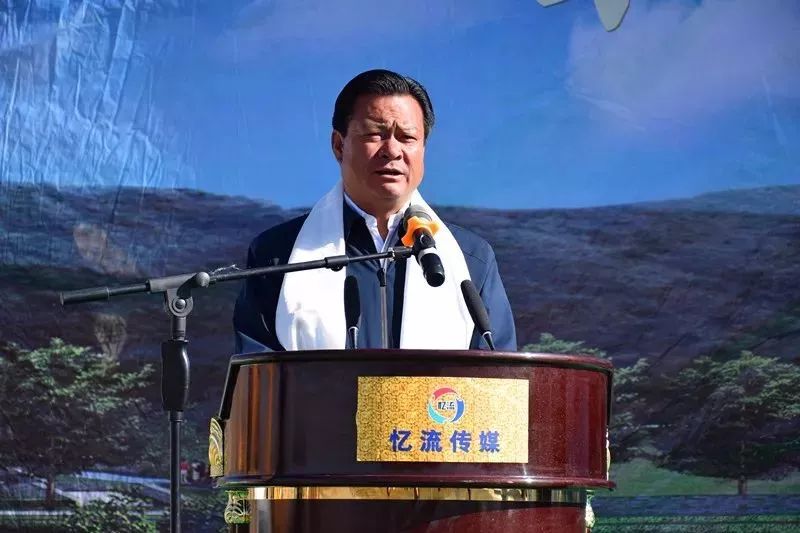 甘南州委副书记,州长赵凌云宣布建设项目开工.