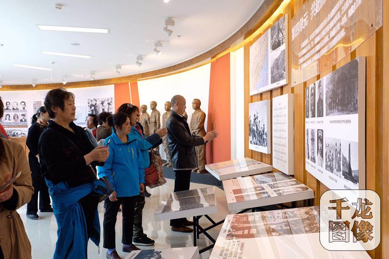 4月10日,北京市民在东北义园参观展览.海淀区委宣传部供图 千龙网发