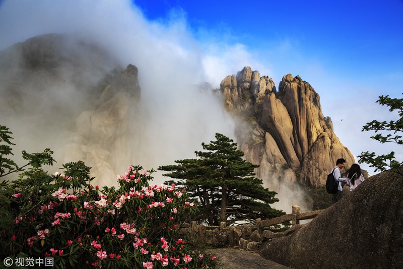 4月30日,安徽黄山风景区迎来假日客流高峰.图片来源:视觉中国(16.