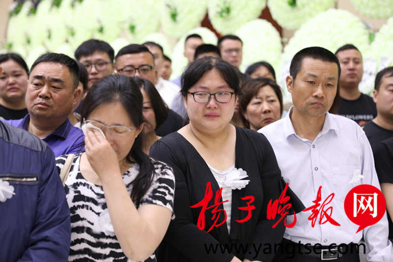 妻子刚怀孕 29岁的他却倒在抓嫌犯的路上 上千人自发送行|嫌犯|戴鹏