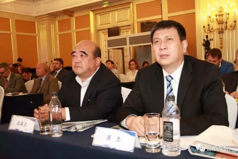 左上:贸促会中华老字号国际交流中心秘书长周德东主持会议 右:莫斯科