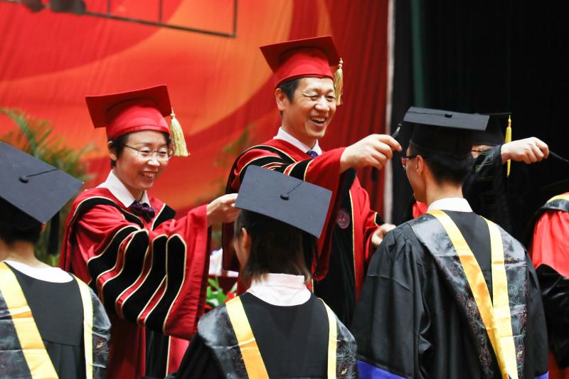 采纳同学意见 北航校领导为每位毕业生拨穗