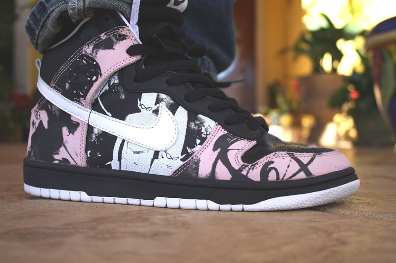 如今这两双定制 aj 让这款涂鸦重回我们的视线,带我们体会 dunk 火爆