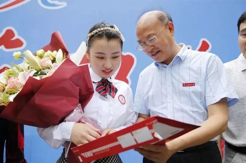 重庆2018年高考第一份录取通知书送出,她是谁?