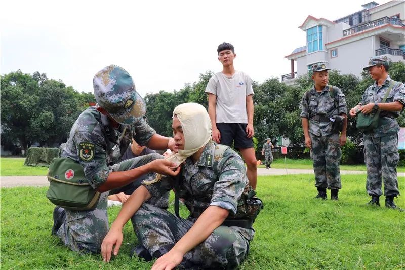 止血包扎讲解如何固定伤肢搬运伤员看完了兵哥的讲解示范,几名队员