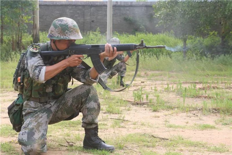 跪姿射击立姿射击七月流火,热浪滚滚,但官兵的训练热情丝毫不减.