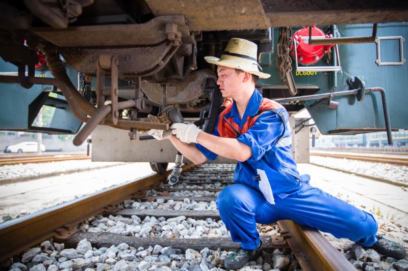 奔跑,弯腰,钻车底,连接,列车钩管分离,解体对位,重新编组作业……手上