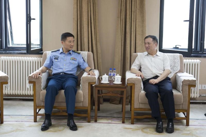 校党委书记杨振斌会见93175部队政委李贻国一行