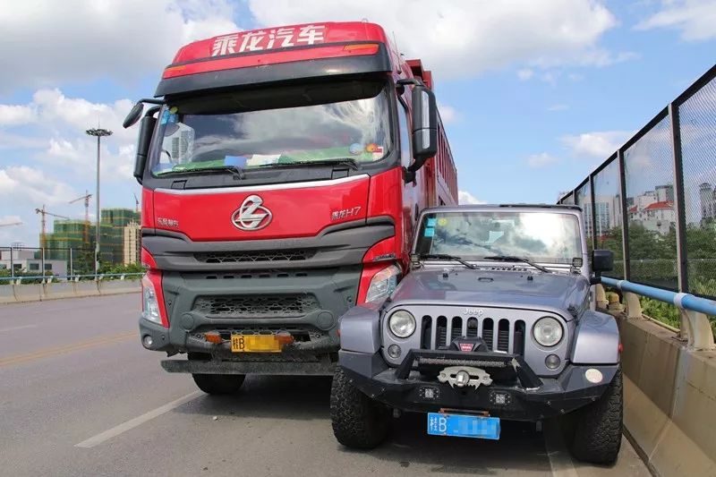 柳州立交桥斗气车:货车司机被刑拘,越野司机涉酒驾