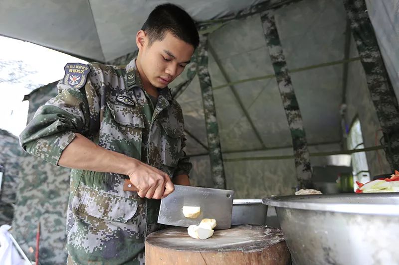 炊事班长太坏了烧饭做菜却抢了指导员的活