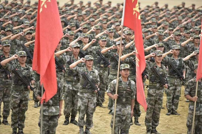 关注武装泅渡大校政委打头阵