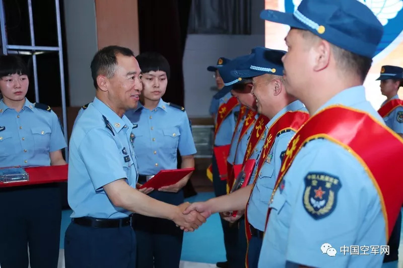 仪式上,该基地政委陶大鹏代表基地党委和全体官兵,向转业干部颁发了