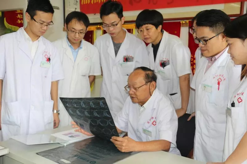 "81岁医生一刀下去,我吓得叫出了声.