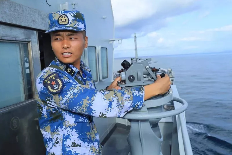 南海舰队某勤务船大队组织舰艇编队海上训练
